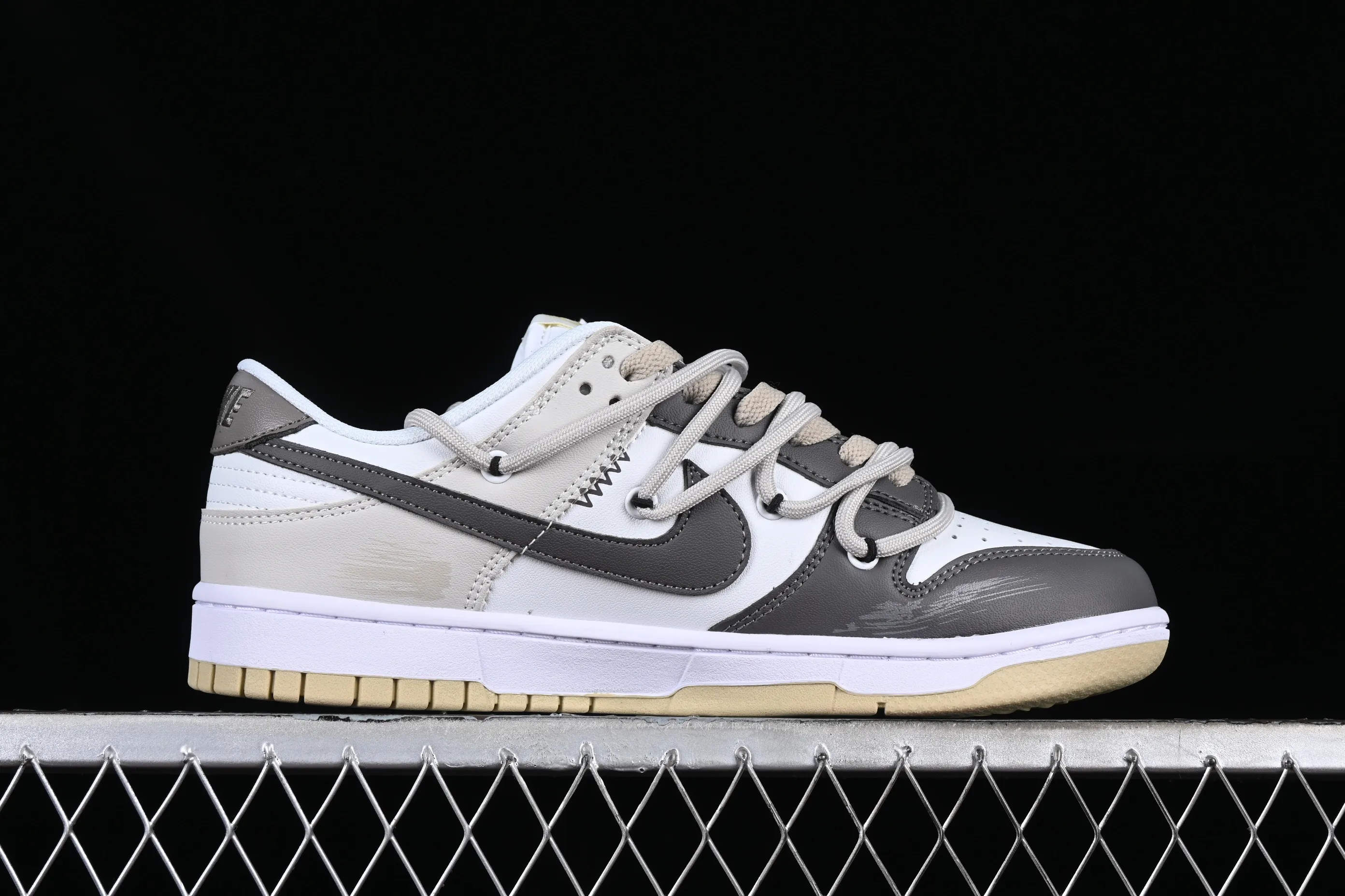 All Categories Nk SB Dunk Series Nk SB Dunk Low Low-top sneakers Customized large box Nk Dunk Low "Team Gold" Official custom-crack SB strapped low-top casual sneakers DV0833-100